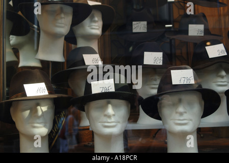 Une rangée de têtes de mannequin dans la fenêtre d'une chapellerie à Copenhague Banque D'Images