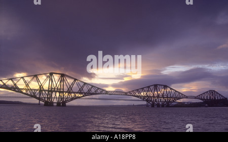 Soir par le pont Forth Rail enjambant le Firth of Forth en Écosse. GPL 2828-201 Banque D'Images