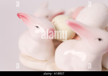 Porcelain Easter Bunny Decoration Banque D'Images