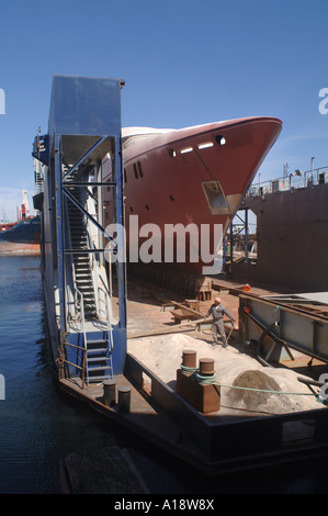 A 143 pieds superyacht en construction en cale sèche sous la marque Royal Denship à un chantier naval à Arhus DANEMARK Banque D'Images