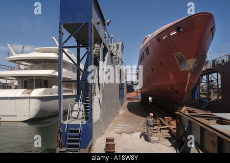 A 143 pieds superyacht en construction en cale sèche sous la marque Royal Denship à un chantier naval à Arhus DANEMARK Banque D'Images