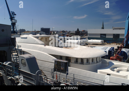 A 143 pieds superyacht en construction en cale sèche sous la marque Royal Denship à un chantier naval à Arhus DANEMARK Banque D'Images