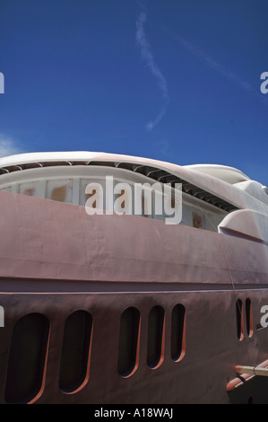 A 143 pieds superyacht en construction en cale sèche sous la marque Royal Denship à un chantier naval à Arhus DANEMARK Banque D'Images