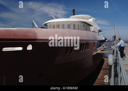 A 143 pieds superyacht en construction en cale sèche sous la marque Royal Denship à un chantier naval à Arhus DANEMARK Banque D'Images