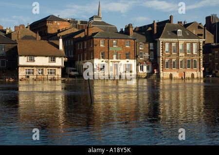 Entreprises inondées propriétés inondations inondations inondations inondations inondations inondations de River Ouse en hiver York North Yorkshire Angleterre Royaume-Uni Grande-Bretagne Banque D'Images