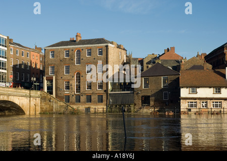 Vue de l'Ouse de la rivière dans les inondations inondations inondations inondations inondations inondations depuis Queens Staith York North Yorkshire Angleterre Royaume-Uni Grande-Bretagne Banque D'Images