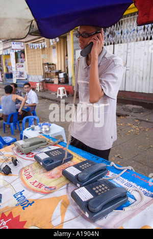 Jeune homme faisant appel téléphonique de vendeur de rue, Yangon Myanmar Banque D'Images