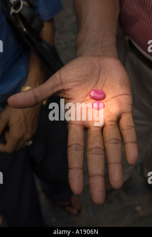 Ruby deux rubis étant offerts à la vente dans le 'Scott Market' maintenant connu sous le nom de Bogyoke Aung San Market, Yangon Birmanie Myanmar des années 2006 2000 HOMER SYKES Banque D'Images