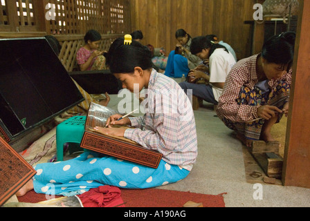Les femmes travaillant dans une usine de l'artisanat laquerware Myin Ka Ba Bagan Myanmar Birmanie village Banque D'Images