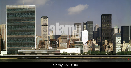 Bâtiment de l'Organisation des Nations Unies et de New York sur l'île de Manhattan aux ETATS UNIS Banque D'Images