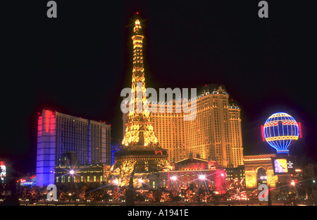 Réplique de la Tour Eiffel éclairée par des néons en face de l'Hôtel de Paris la nuit sur le Strip de Las Vegas Banque D'Images