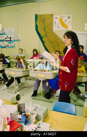 La lecture de l'enseignant de la classe de 4e année CA Banque D'Images