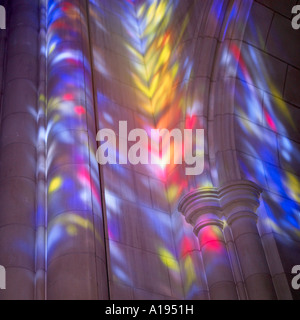 Les murs d'une cathédrale a mis en évidence par la lumière vitraux. Banque D'Images