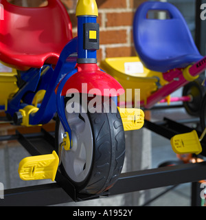 Un gros plan d'une paire de vélos pour enfants Banque D'Images