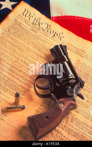 La vie toujours d'un drapeau américain et de la constitution avec un pistolet revolver et deux balles assis sur la constitution Banque D'Images