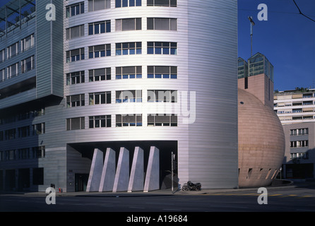 Eglise rouge sphérique de la Sainte Trinité, Rue de Lausanne Genève Suisse en contexte architecte Ugo Brunoni Banque D'Images