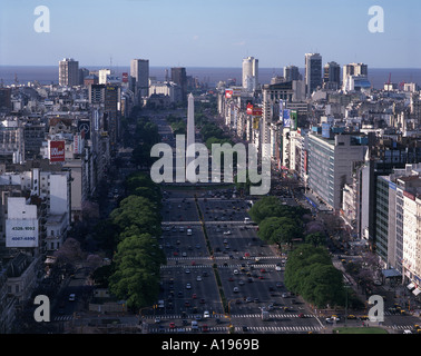 Paysage urbain sur l'Avenida 9 de Julio Buenos Aires Argentine avenue la plus large du monde obélisque érigé en 1936 10255230 Banque D'Images