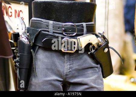 Wild West étuis doubles et six tireurs antique store mannequin. St Paul Minnesota USA Banque D'Images