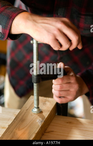 Carpenter guide de serrage à faire une coupe droite avec vu l'âge de 36 ans. St Paul Minnesota USA Banque D'Images