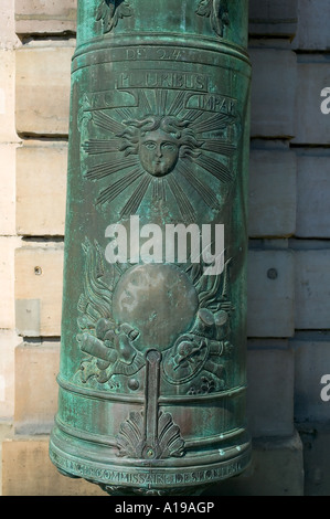 FRANCE ALSACE STRASBOURG PLACE BROGLIE ANCIEN STOCK CANON SUR LA FAÇADE DE LA MESS DES OFFICIERS Banque D'Images