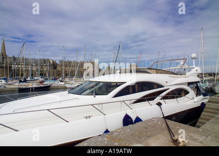 La location yacht de luxe, marina de Saint-Malo, Bretagne, France, Europe Banque D'Images