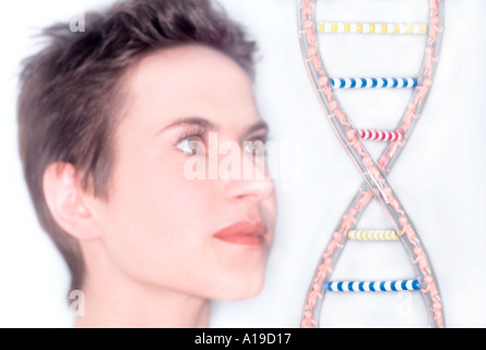 Femaile Technicien de laboratoire à la représentation au modèle de DNA helix Banque D'Images