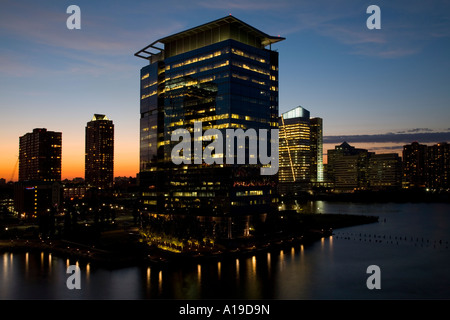Newport district de Jersey City, New Jersey, USA, au crépuscule. Banque D'Images