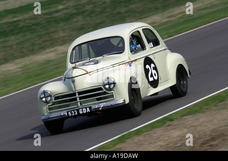 1955 Peugeot 203, St Mary's Trophy, course à Goodwood Revival, Sussex, Angleterre. Banque D'Images