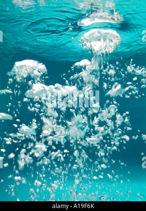 Sous l'eau à bulles piscine Banque D'Images