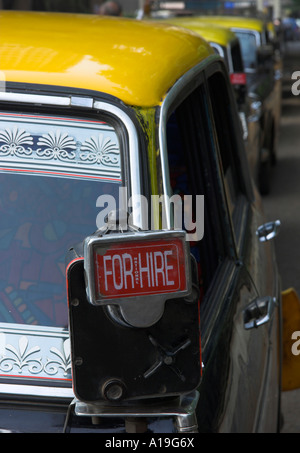 L'Inde Maharashtra Mumbai Colaba près de Taj Mahal intercontinental hotel close up of a home sign et rangée de taxis locaux Banque D'Images