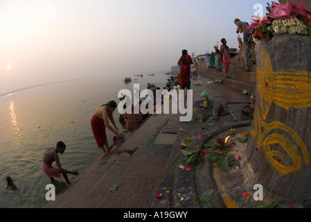 L'Uttar Pradesh Inde Gange valley Varanassi vue grand angle de Kedar ghat au lever du soleil avec l'autel dans frgd et personnes echelle et p Banque D'Images