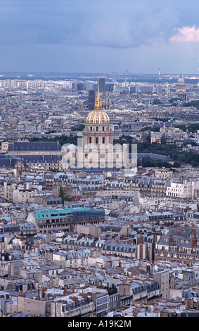 Vue de la Tour Eiffel sur les toits de Paris vers le dôme doré de l'église de Saint Louis des Invalides Franc Banque D'Images