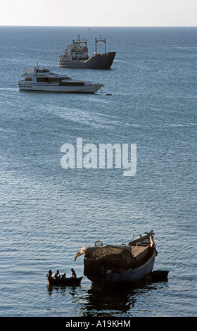 Silhouetté bateaux dans Stone Town Harbour en fin d'après-midi, l'Afrique de l'Est Tanzanie Zanzibar Unguja Banque D'Images