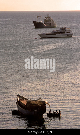 Silhouetté bateaux dans Stone Town Harbour en fin d'après-midi, l'Afrique de l'Est Tanzanie Zanzibar Unguja Banque D'Images