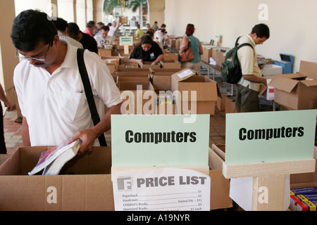 Miami Florida,Miami Dade public Library,vente de livres,boîtes,navigation,shopping shopper shoppers magasins marché marchés achats vente,vente au détail Banque D'Images