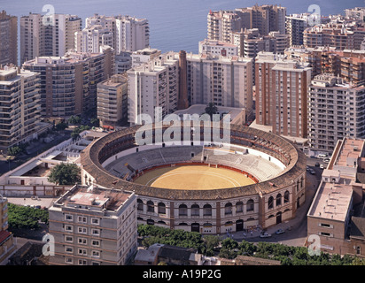 Vue aérienne de 16 côtés polygone la Malagueta arènes & maisons d'appartements en hauteur à côté de la mer Méditerranée Malaga Costa Del sol Andalucía Espagne Banque D'Images