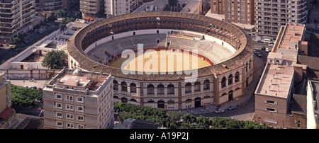 Vue aérienne de 16 côtés polygone la Malagueta arènes & maisons d'appartements en hauteur à côté de la mer Méditerranée Malaga Costa Del sol Andalucía Espagne Banque D'Images