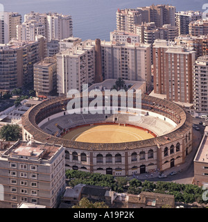 Vue aérienne de 16 côtés polygone la Malagueta arènes & maisons d'appartements en hauteur à côté de la mer Méditerranée Malaga Costa Del sol Andalucía Espagne Banque D'Images