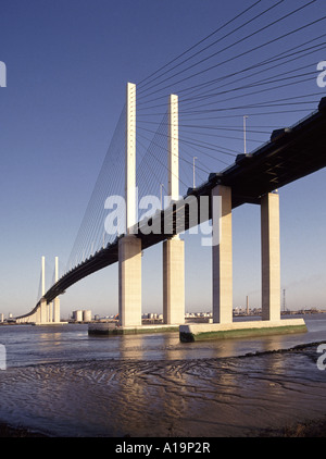 Projet de génie civil au-dessus de la Tamise nouveau pont suspendu Queen Elizabeth II reliant l'autoroute M25 à Thurrock Essex UK et Dartford Kent UK Banque D'Images