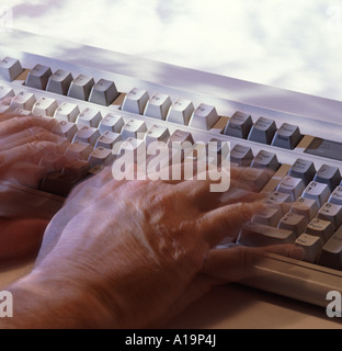 Action de flou sur poignet et des doigts à l'aide d'un clavier d'ordinateur Banque D'Images