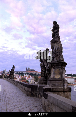 Sur les statues baroques du 14ème siècle Charles Bridge Prague Karluv Most en République Tchèque Banque D'Images