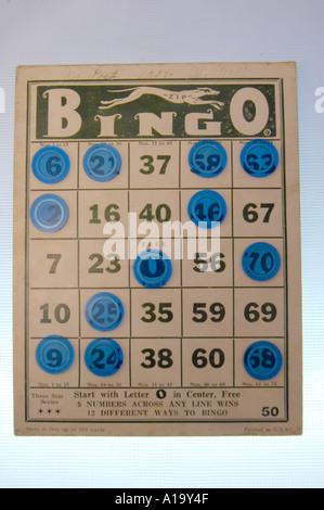 Ancienne carte de bingo avec un rouleau de jetons gagnants Banque D'Images