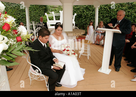 Miami Florida,mariage,mariage,maison,maison maison maisons maison résidence cour,témoin de Jéhovah,hispanique cubaine,famille parents enfant Banque D'Images