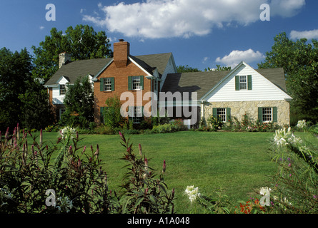 Vue extérieure d'une maison traditionnelle avec grande pelouse et jardin en milieu rural du Midwest, Missouri USA Banque D'Images