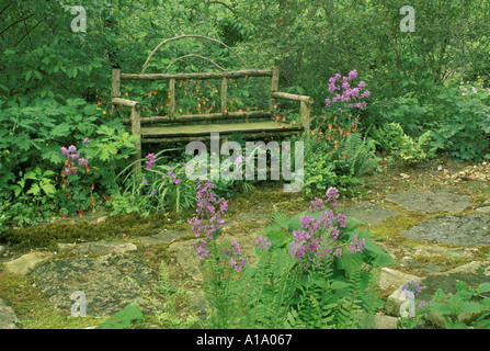 Banc de cèdre artisanal rustique unique sites dans une partie isolée de blooming ombragé près de Spring Garden chemin de pierre, Missouri USA Banque D'Images