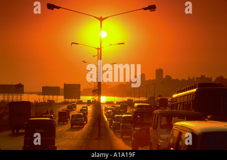 Les voitures sur l'autoroute au coucher du soleil Banque D'Images
