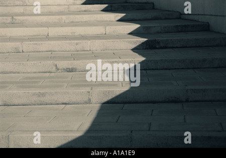 Zigzags jagged ombre jetée sur des marches en pierre Banque D'Images