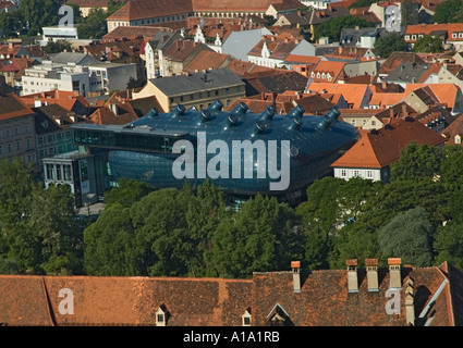 Autriche Styrie Graz vue depuis le toit du Kunsthaus centre au Schlossberg en verre et acier bleu exhibition centre Banque D'Images