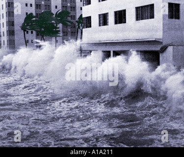 Vents d'Ouragan et tempête vagues coup palmiers et crash en hôtels sur Miami Beach au cours de l'Ouragan Betsy en 1965 Banque D'Images