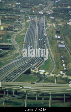 Vue aérienne de véhicules en circulation sur le Stemmons Freeway à Dallas au Texas Banque D'Images